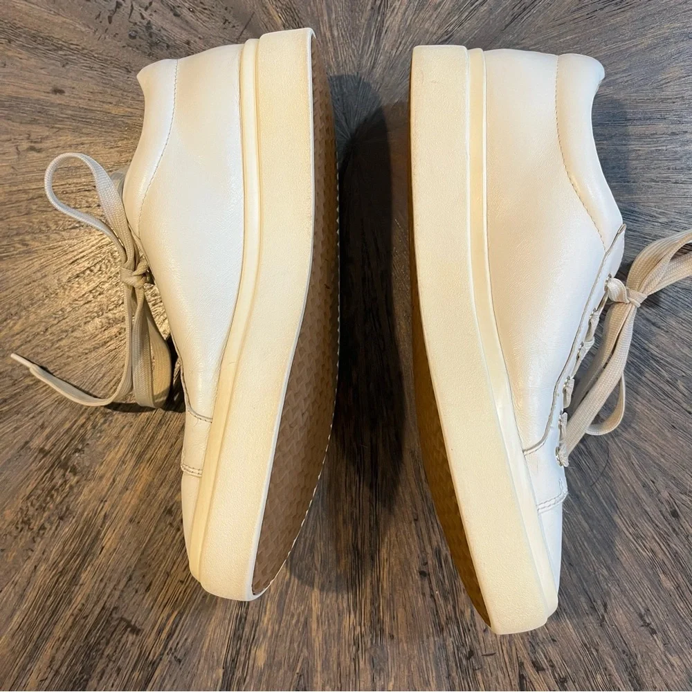 Vaneli Women’s Yavin White Nappa Casual Sneakers. Size 8.5.‎